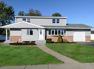 53 Amherst Ln, Hicksville, NY 11801