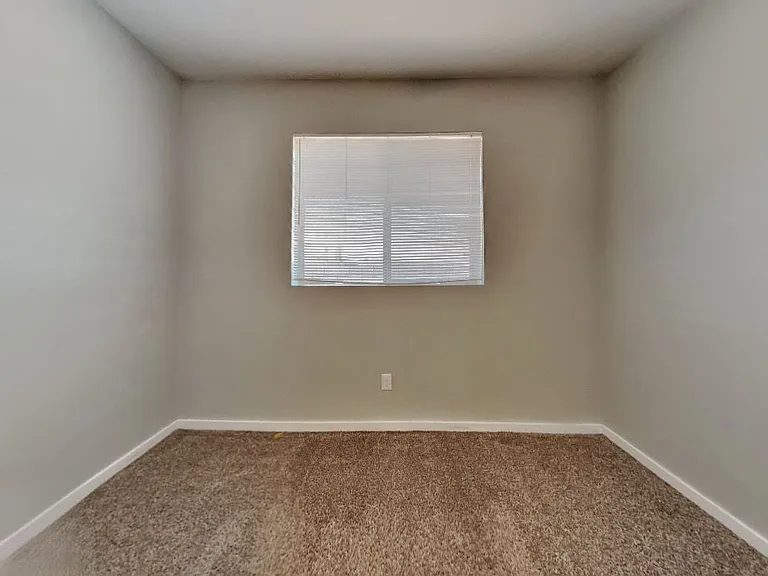 6049 S 8th Pl — Photo 2