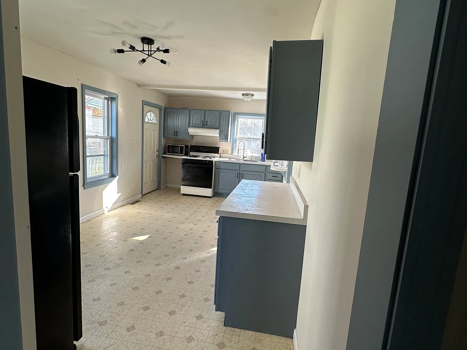 3 bed, 1200 sqft, $2,200 — Photo 2