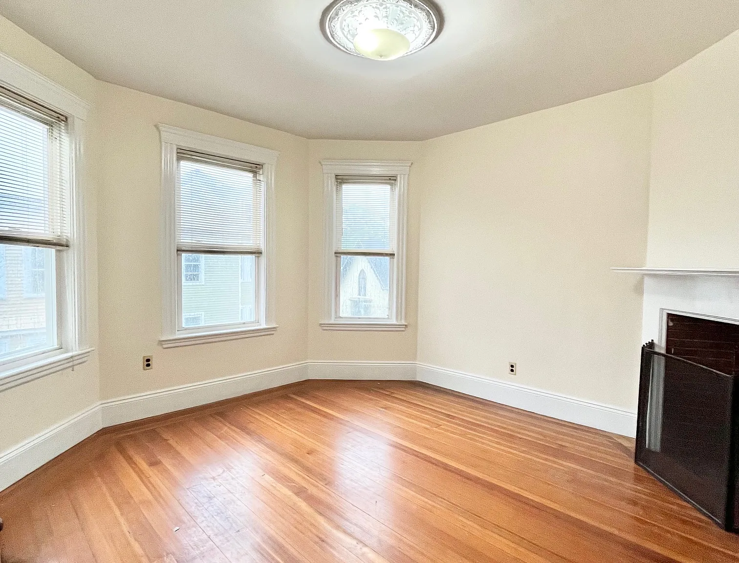 4 bed, 9999 sqft, $4,400 — Photo 1