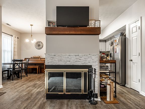 4th image of 9449 Maple Way