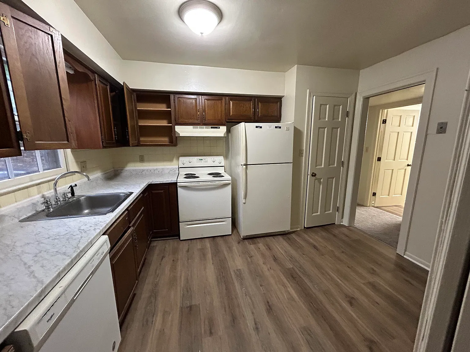3 bed, 2.0 bath, 1300 sqft, $1,300 — Photo 4