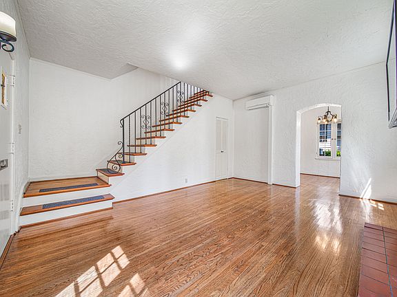4th image of 81 N Catalina Ave