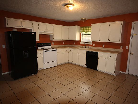 3rd image of 813 W Oak St