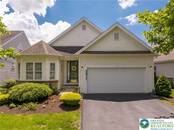 3052 Oak Hills Dr, Northampton, PA 18067