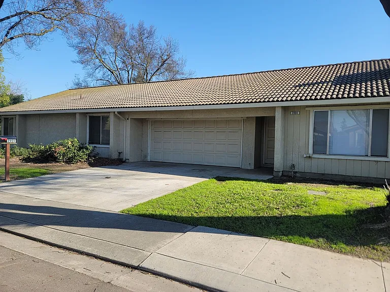 3904 Monteview Dr — Photo 2