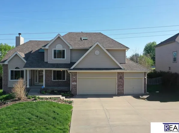 906 Wicklow Rd, Papillion, NE 68046