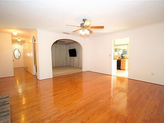 4th image of 2506 Sam Houston Dr