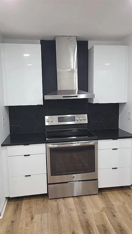 2 bed, 2.0 bath, 2132 sqft, $1,999 — Photo 4