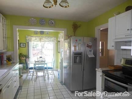 Sunny kitchen with breakfast nook overlooking your pool. New appliances 3/2012.