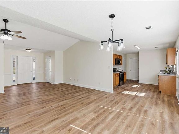 3rd image of 9 Redfern Trl NE