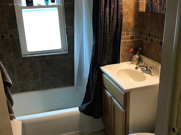 St Paul 2-bedroom upper duplex unit — Photo 5