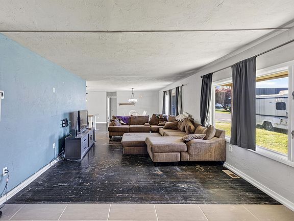 4th image of 1422 Thayer Dr