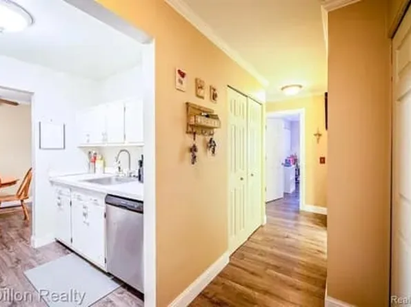 653 E Fox Hills Dr, Bloomfield Hills, MI 48304