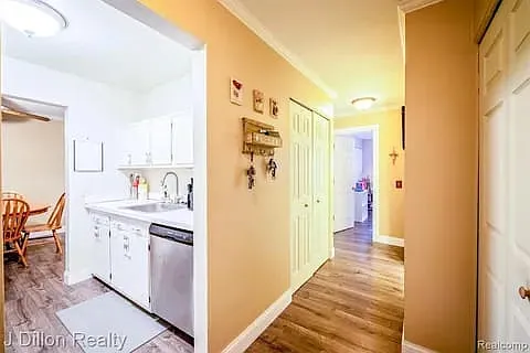 653 E Fox Hills Dr photo 1
