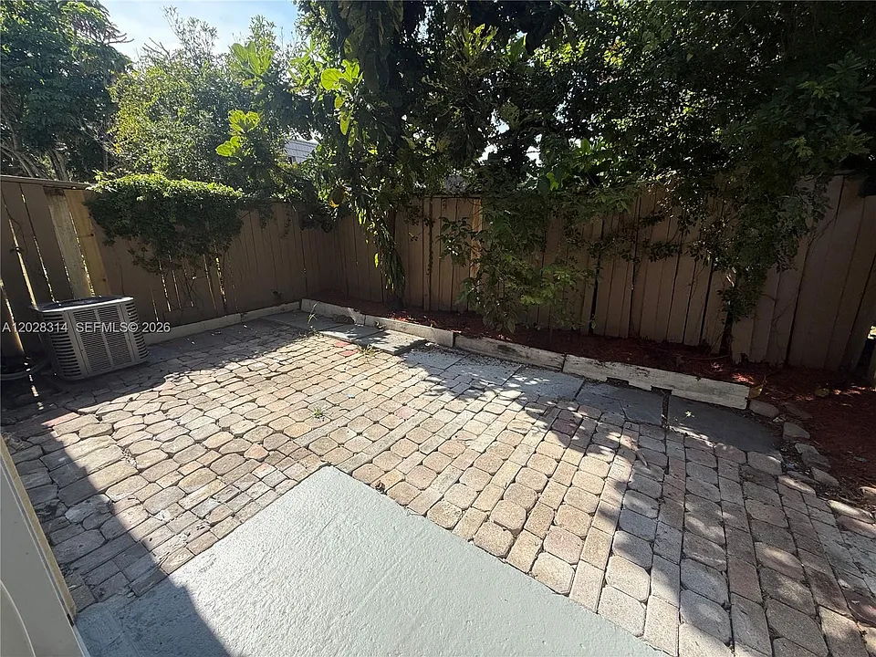 NW 21st St