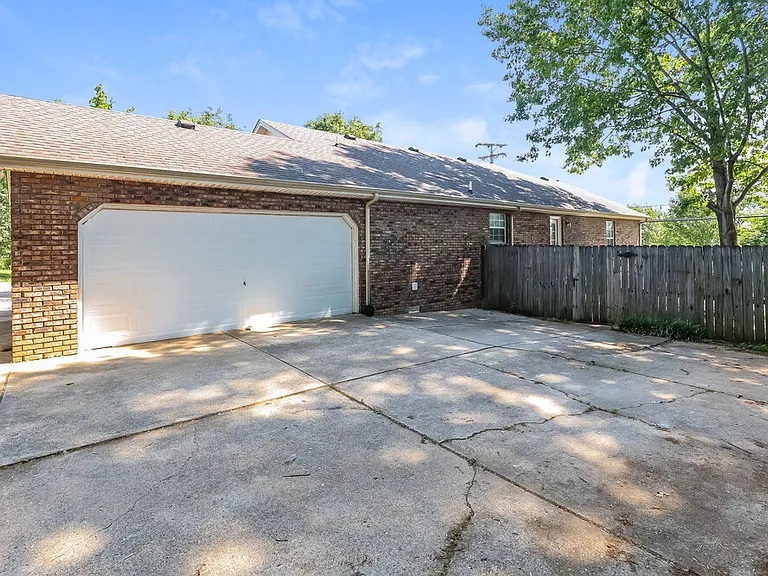 101 Cedar Bend Ct — Photo 16