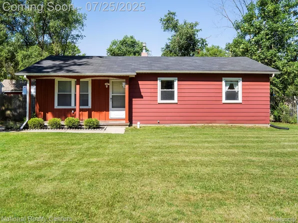 407 Crescent Ave, Holly, MI 48442