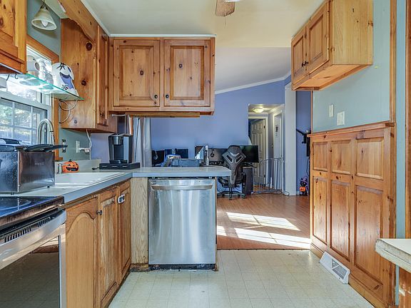 5th image of 222 Redwood Road