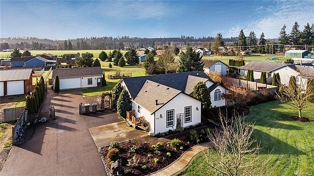 Wonderful country setting with immaculate landscape complete with shop area, garden and even a little vineyard.