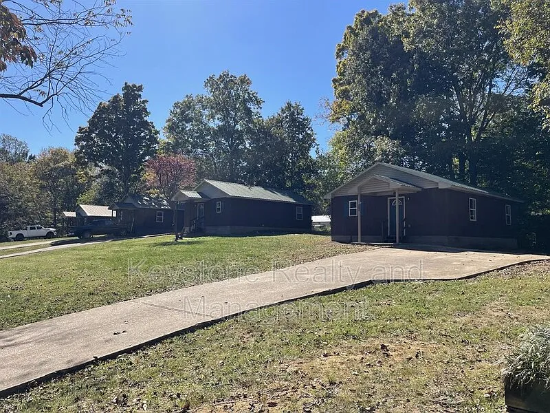 2 bed, 1.0 bath, 768 sqft, $900 — Photo 2