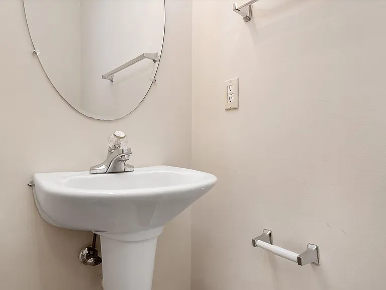 8221 Barrington Ct — Photo 10