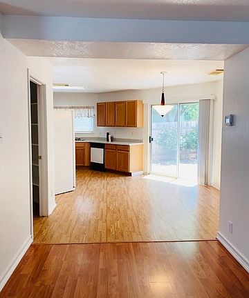 5th image of 50 Caswell Cir