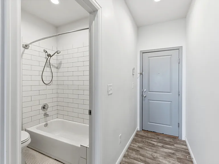 402 N Center St — Photo 11