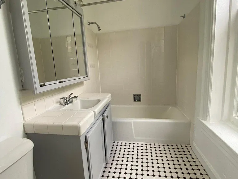 2719 N Pine Grove Ave #301 — Photo 8
