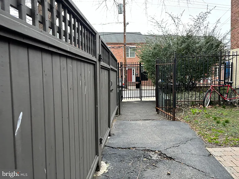 676 Perth Pl #B — Photo 24