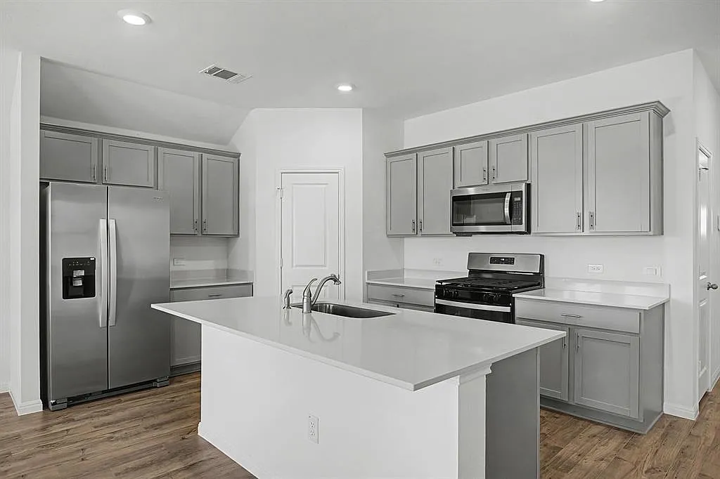4 bed, 2.0 bath, 1859 sqft, $2,295 — Photo 2