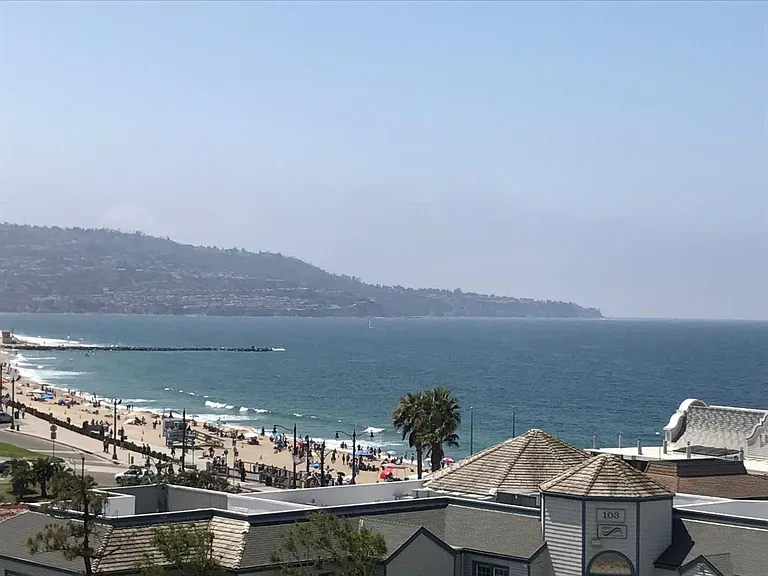 The beach, bike path and Redondo Beach pier are right outside, just steps away!