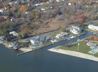 303 S Snedecor Ave, Bayport, NY