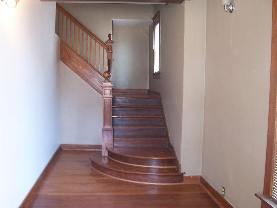 Foyer and walk up