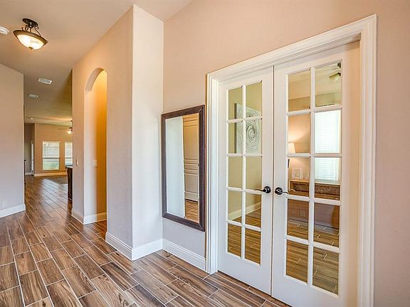 3rd image of 905 Redwood Ct