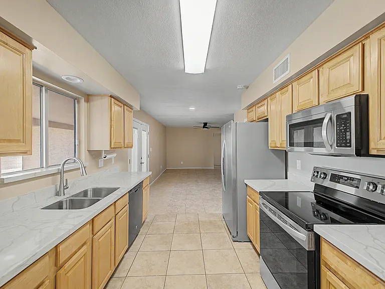 1324 W 12th St — Photo 10