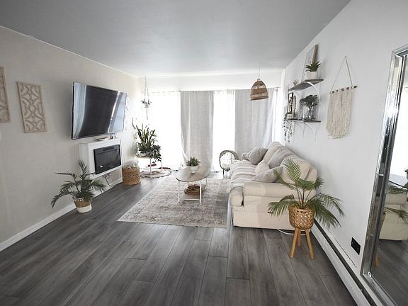 3rd image of 605 N Wolf Rd APT B9