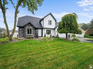 3945 Meadowview St, Lambertville, MI 48144