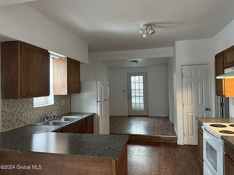 3rd image of 12 Frances Street