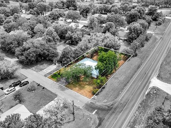 3rd image of 102 Leigh Anne St