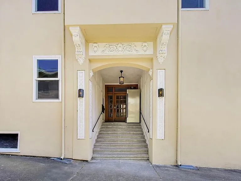 1534 Arch St #2 — Photo 9