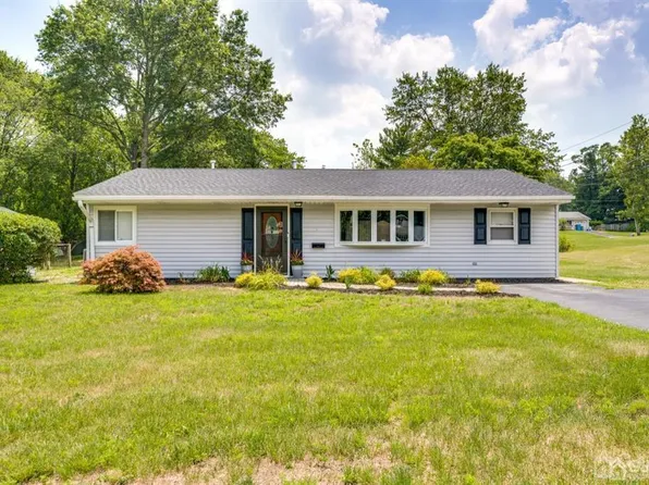 16 Kingsley Rd, Kendall Park, NJ 08824