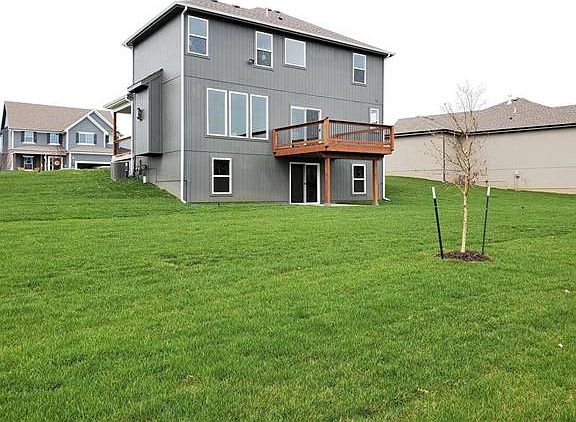 3rd image of 524 SE Colonial Dr