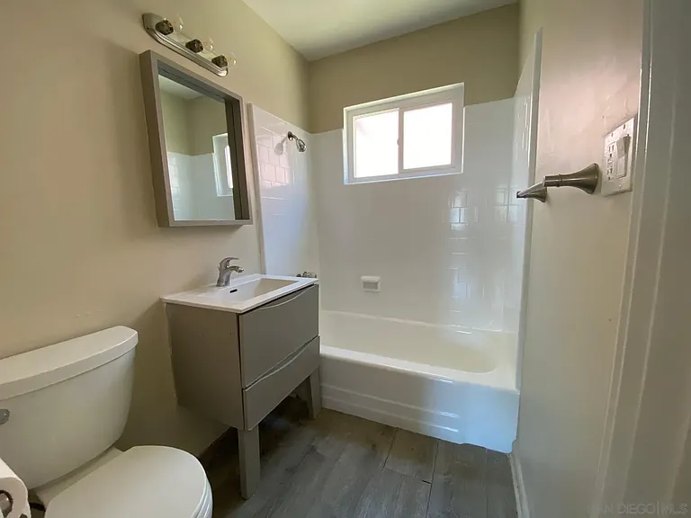 285 S Mollison Ave — Photo 13