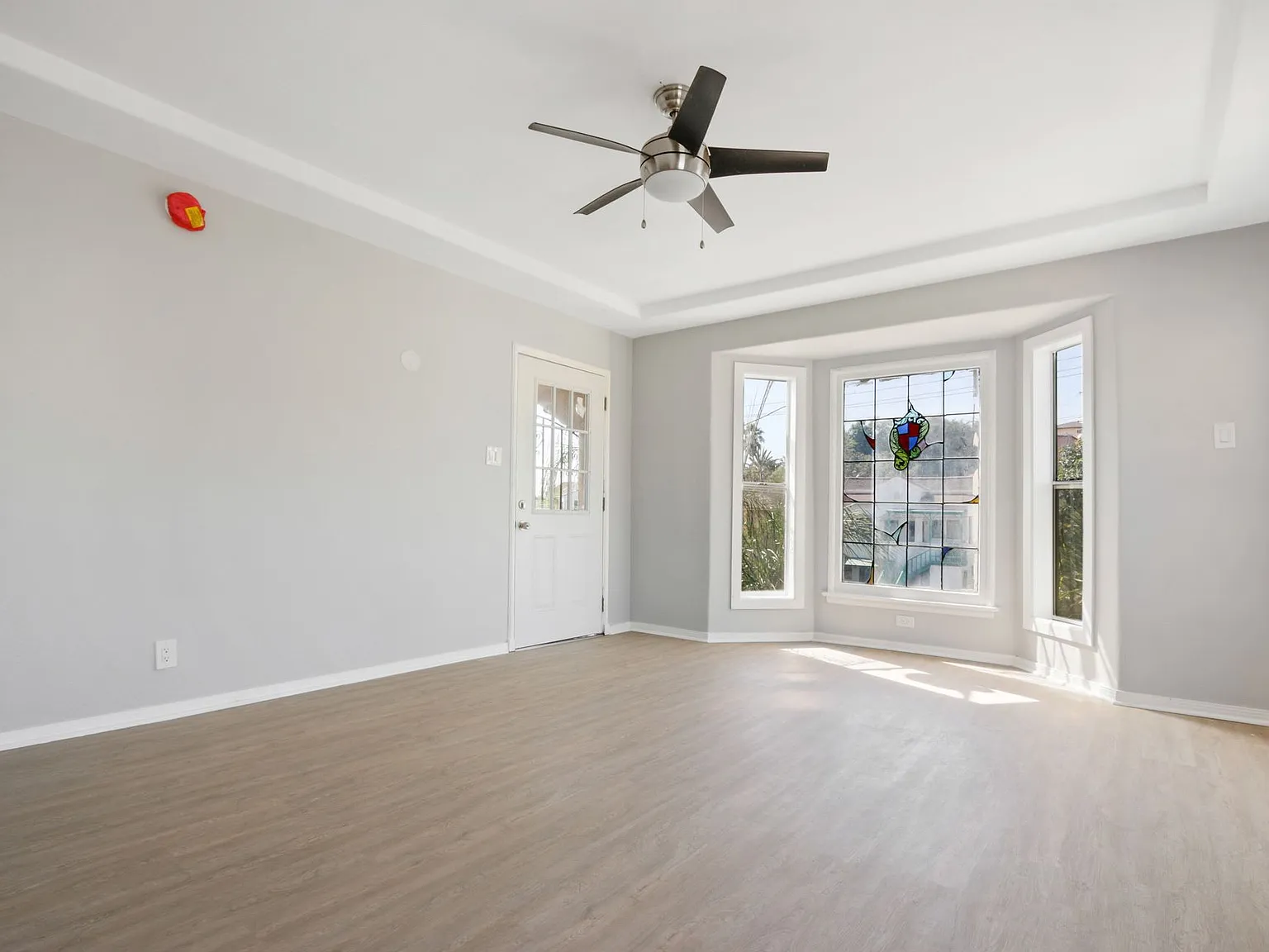 3 Bed / 2 Bath Apartment in City Terrace — Photo 3