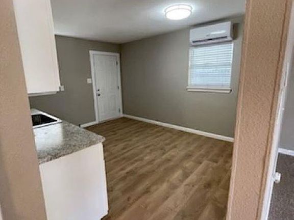 2nd image of 910 N Washington Ave