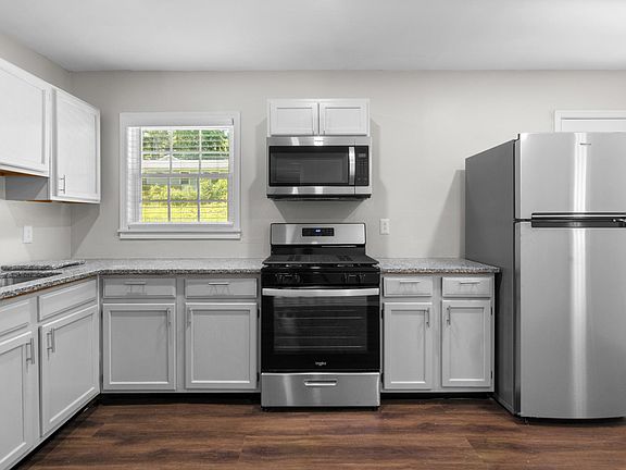 Kitchen w/ granite & SS appliances