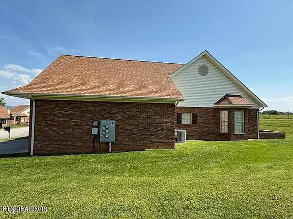 3rd image of 1016 Belfair Ln