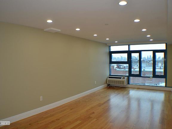 5th image of 2825 Steinway St APT 2R