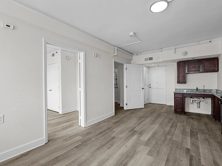 Fairmont Tower Apartments — Photo 29